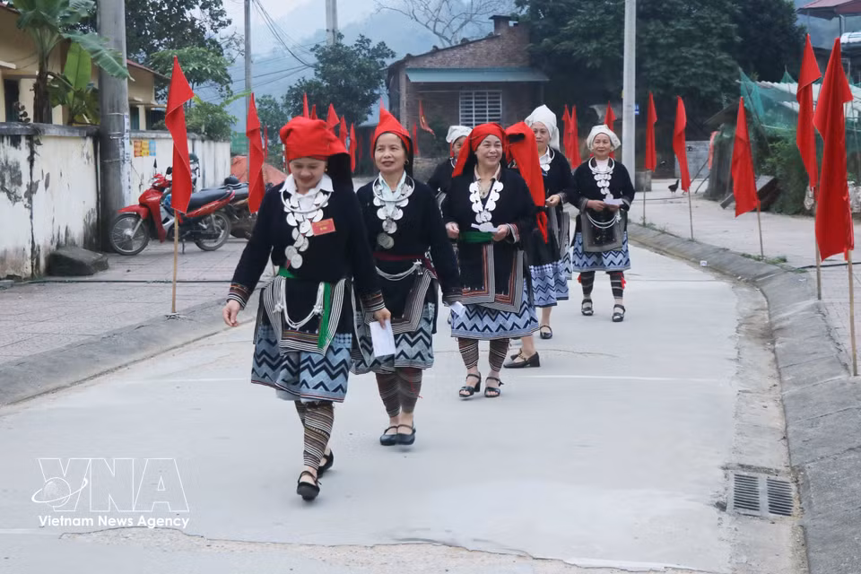 太原省丰光乡第二号投票站的选民从各条道路汇聚而来，踊跃前往投票站行使公民权利。图自越通社