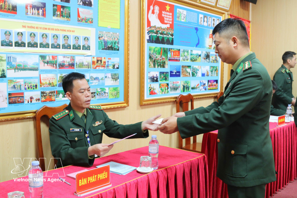 谅山省友谊关边防哨所的选民领取选票。图自越通社