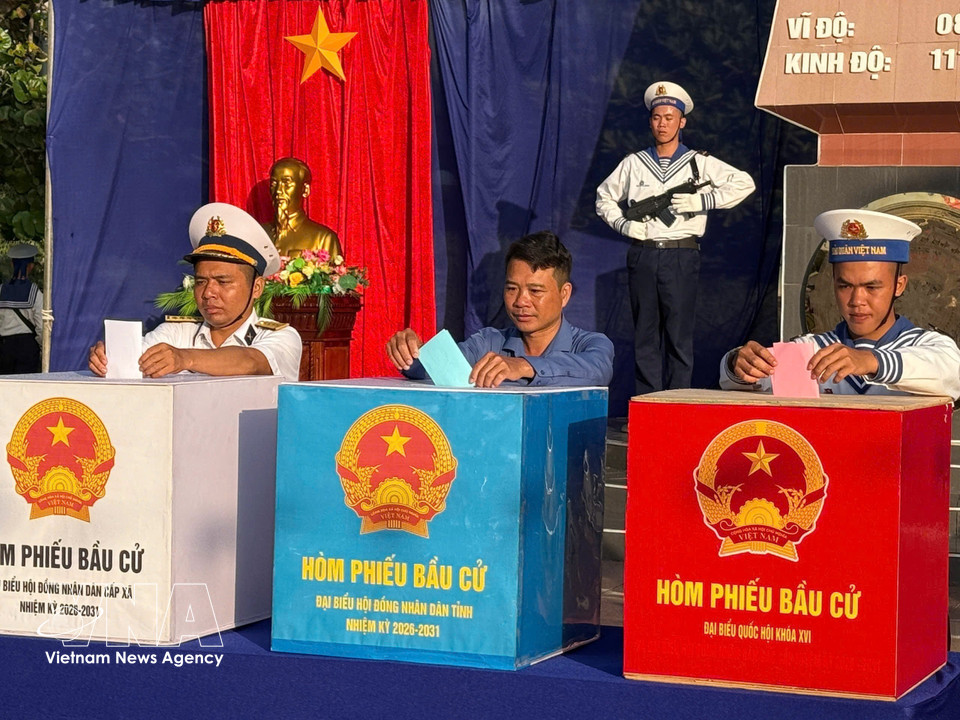 渔民和干部、战士在长沙特区第十四号投票站参加投票。图自越通社