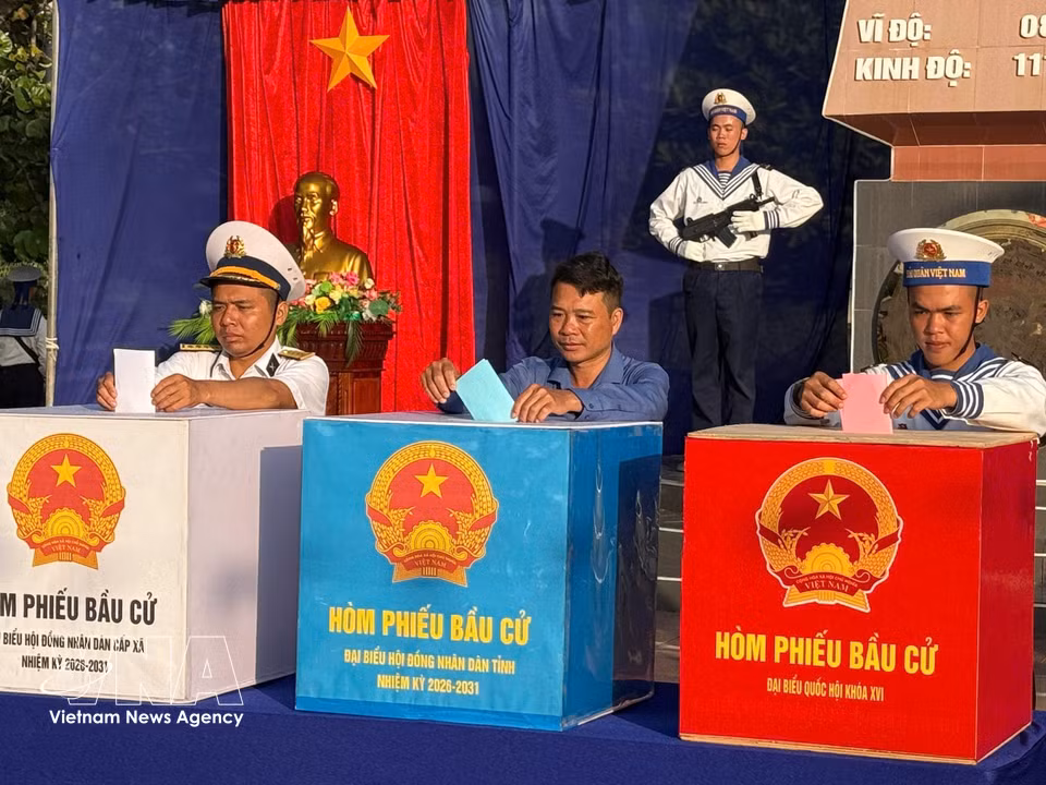 渔民和干部、战士在长沙特区第十四号投票站参加投票。图自越通社