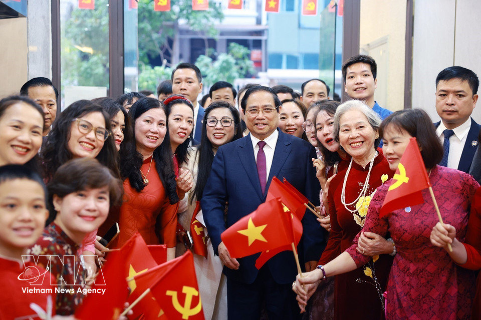 越南政府总理范明政夫妇与西湖坊第21号投票站选民亲切交流。图自越通社