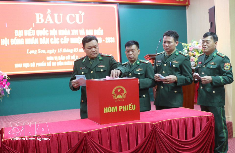 谅山省友谊关边防哨所的选民参加投票，行使公民权利。图自越通社