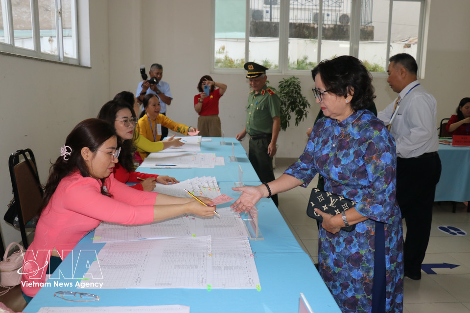 胡志明市春和坊第一号投票站的选民参加投票。图自越通社