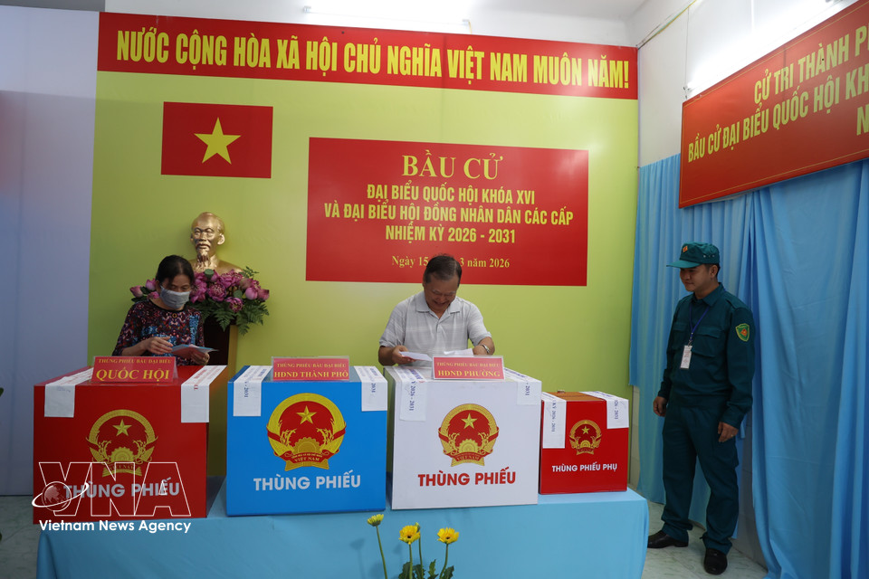 胡志明市扰禄坊第一号投票站的选民参加投票。图自越通社