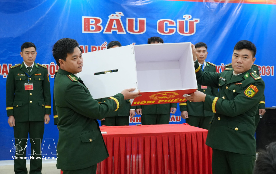 在选举开始前检查投票箱。图自越通社