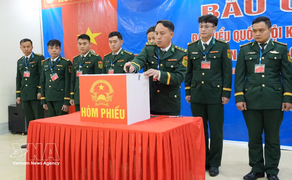对投票箱进行加盖封印。。图自越通社