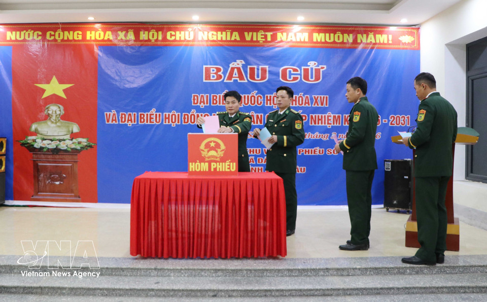 莱州省遥山边防哨所选民参加投票，选举第十六届越南国会代表和2026—2031年任期各级人民议会代表。图自越通社