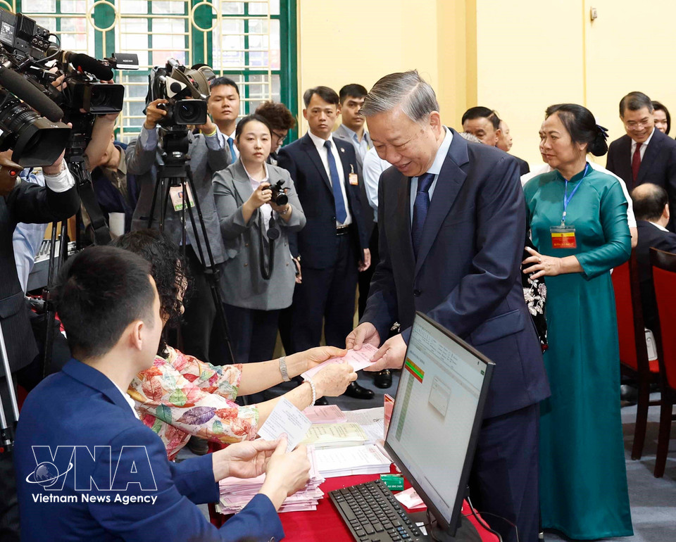 越共中央总书记苏林在巴廷坊第二号投票站参加投票。图自越通社