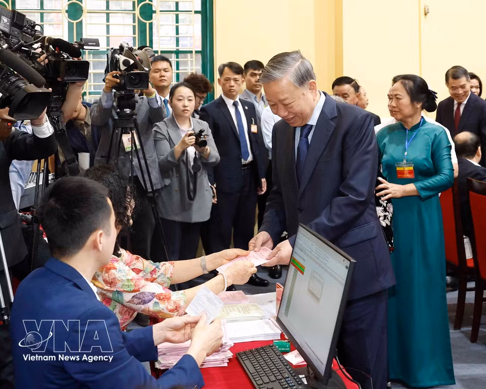 越共中央总书记苏林在巴廷坊第二号投票站参加投票。图自越通社