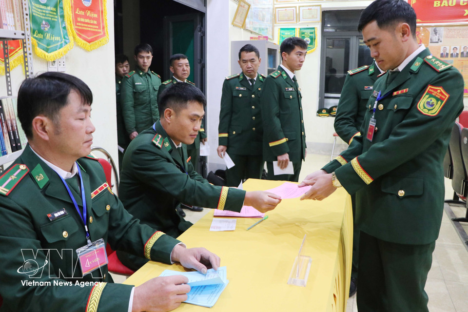 驻扎在莱州省遥山边境地区的遥山边防哨所的选民参加投票选举。图自越通社
