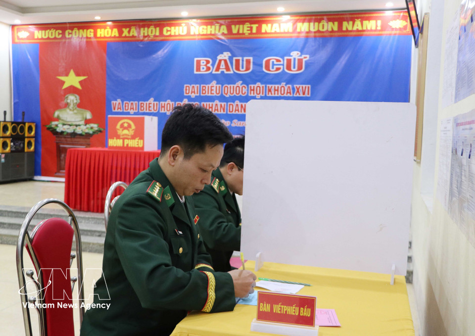 驻扎在莱州省遥山边境地区的遥山边防哨所的选民参加投票。图自越通社