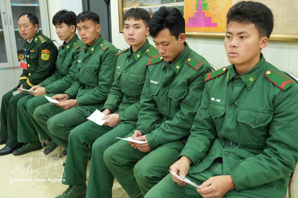 在全国选民共同洋溢着热烈喜庆氛围中，2026年3月15日上午，驻扎在遥山（Dào San）边境地区的遥山边防哨所33名选民参加投票，选举第十六届越南国会代表和各级人民议会代表（2026—2031年任期）。图自越通社