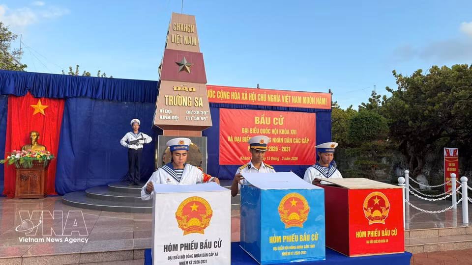 干部、战士在长沙特区第十四号投票站参加投票。图自越通社