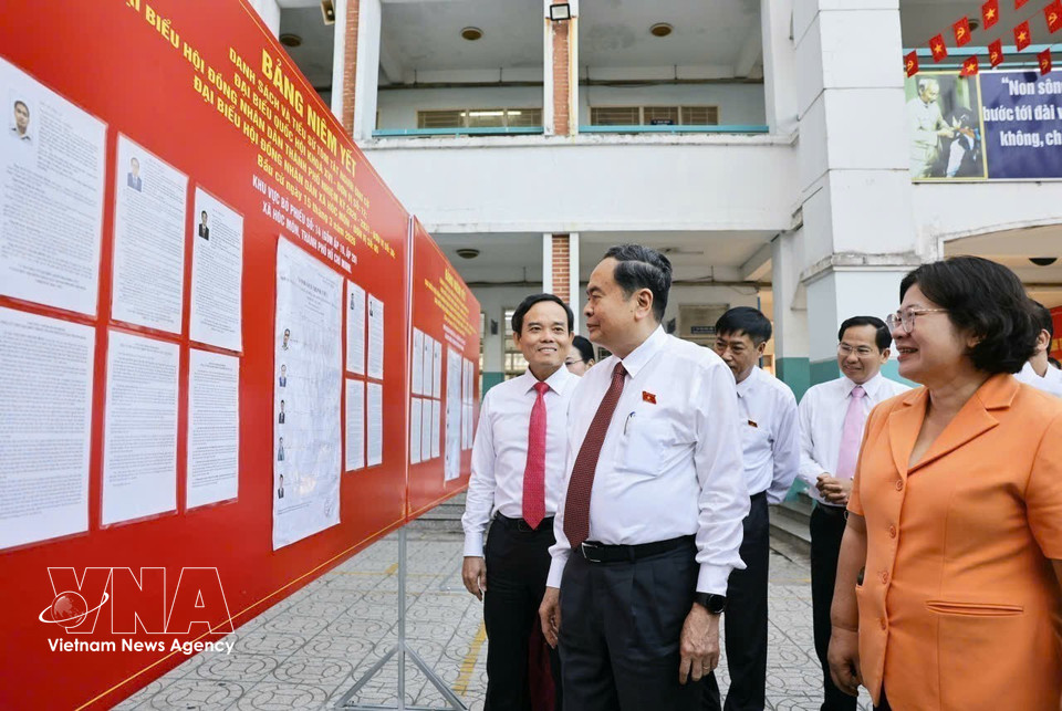 2026年3月15日上午，越南国会主席、国家选举委员会主席陈清敏检查胡志明市第14号投票站选举工作。图自越通社