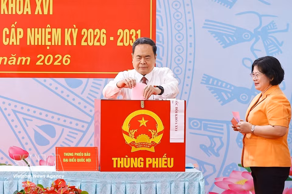 越南国会主席、国家选举委员会主席陈清敏在胡志明市第14号投票站进行投票。图自越通社