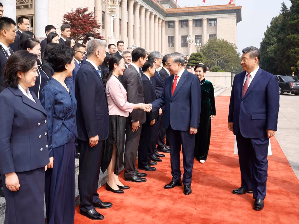 中国共产党总书记、国家主席习近平向越南共产党总书记、国家主席苏林介绍中国代表团成员。图自越通社