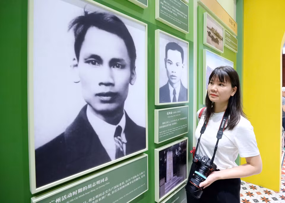 越南主流媒体记者参观越南青年革命同志会旧址，了解阮爱国在广州开展的革命活动。图自越通社/范坚