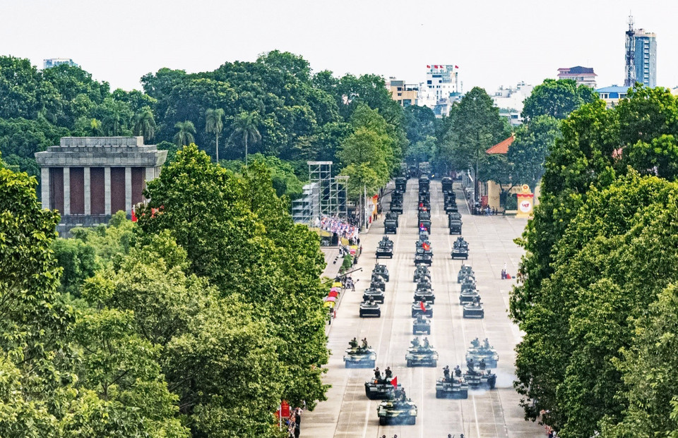 装甲坦克方队在巴亭广场阅兵。图自越通社