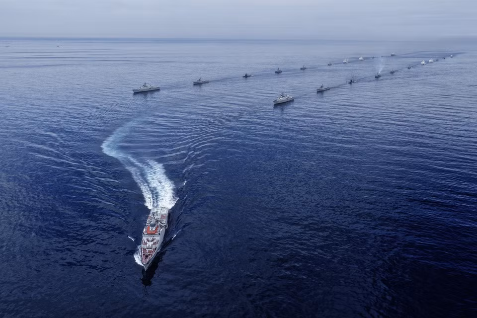 海上武装力量的海上阅兵活动令人印象深刻。图片来源：海军军种