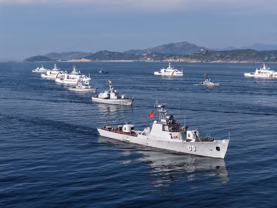 海上武装力量的海上阅兵活动令人印象深刻。图片来源：海军军种