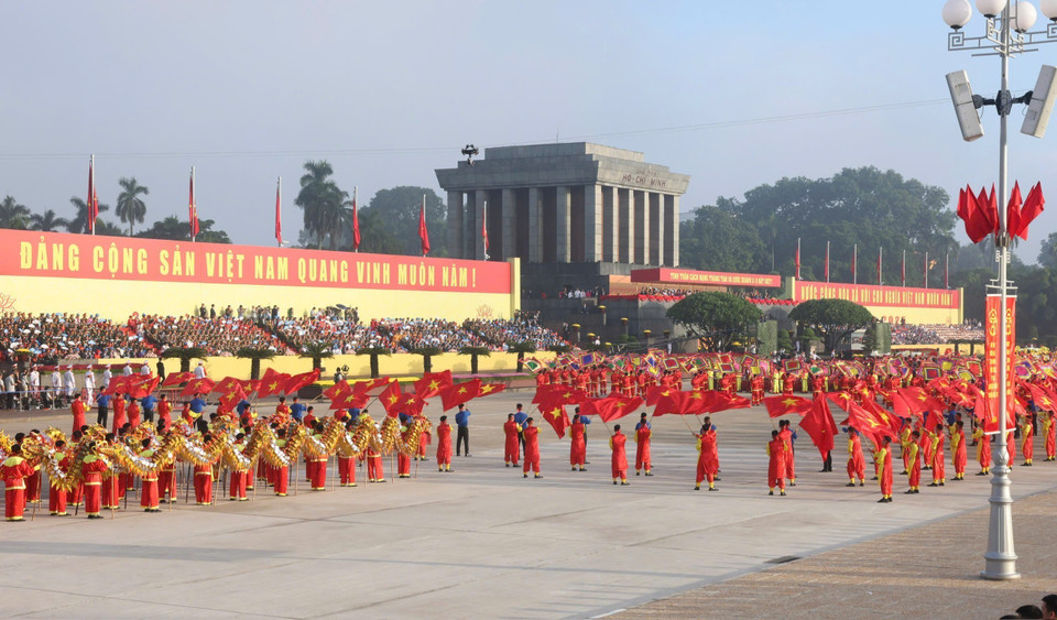鼓乐表演拉开八月革命胜利暨九二国庆80周年庆典的序幕。图自越通社