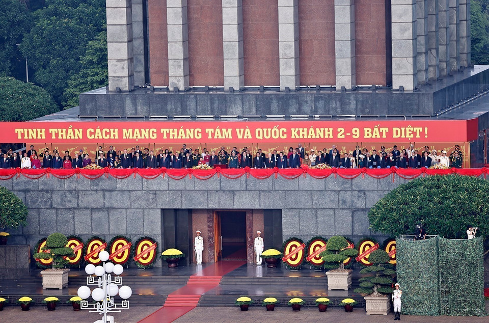 越南党和国家领导、原领导、国际嘉宾和代表们一同出席向国旗敬礼仪式。图自越通社