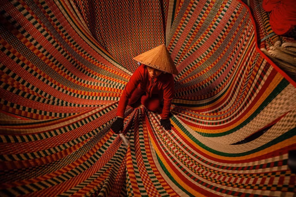 草席自古以来都与百姓日常生活息息相关，它既是朴素的生活用品，也蕴含着朴雅之美，是一种质朴而富有艺术价值的传统手工艺品。图自越通社