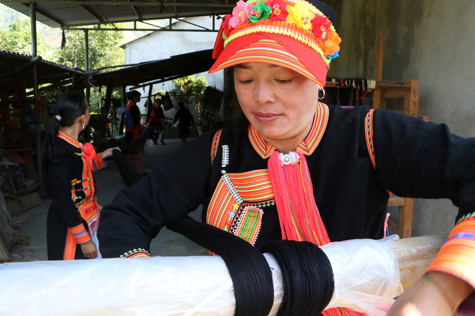 经过纺纱工艺加工捻合后的纱线长度可达10米。图自越通社