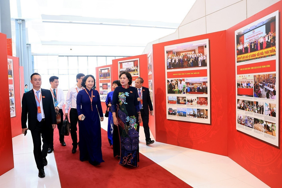 与会代表在2025年10月12日越共政府第一次代表大会(2025—2030年任期)预备会议当天参观了由越南通讯社举办的图片展。图自越通社