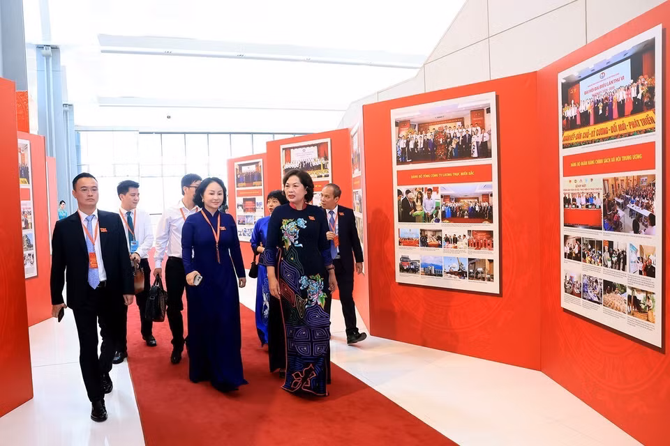 与会代表在2025年10月12日越共政府第一次代表大会（2025—2030年任期）预备会议当天参观了由越南通讯社举办的图片展。图自越通社