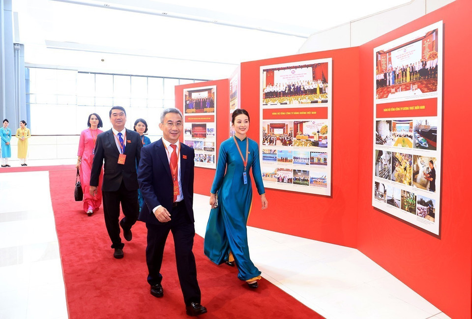 与会代表在2025年10月12日越共政府第一次代表大会(2025—2030年任期)预备会议当天参观了由越南通讯社举办的图片展。图自越通社