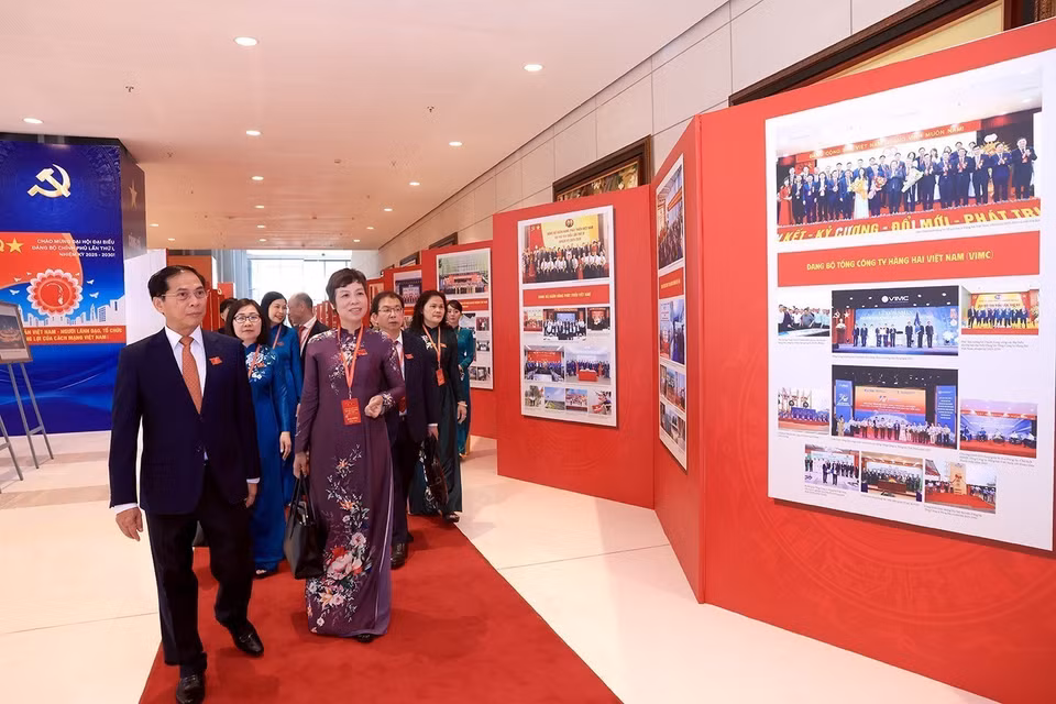 越南副总理裴青山与各位代表在2025年10月12日越共政府第一次代表大会预备会议当天参观了图片展。图自越通社