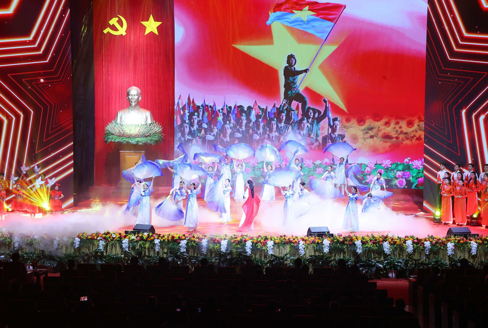 越共政府第一次代表大会(2025—2030年任期)预备会上的文艺节目。图自越通社