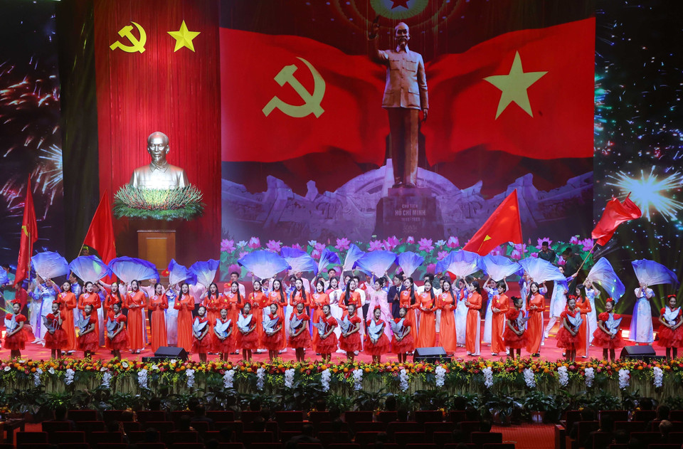 越共政府第一次代表大会(2025—2030年任期)预备会上的文艺节目。图自越通社