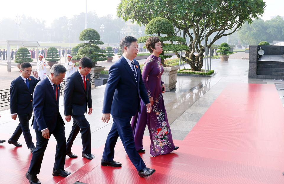 出席越南政府党部第一次代表大会（2025—2030年任期）的代表前往胡志明主席陵敬献花圈并入陵瞻仰胡志明主席。（图：越通社）