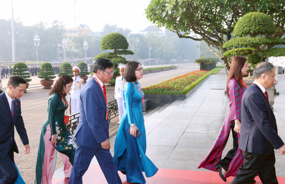 出席越南政府党部第一次代表大会（2025—2030年任期）的代表前往胡志明主席陵敬献花圈并入陵瞻仰胡志明主席。（图：越通社）