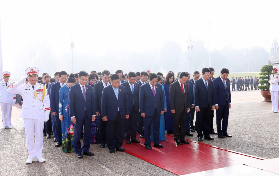 由越南党中央政治局委员、政府党委书记、政府总理范明政率领的越南政府党部第一次代表大会（2025-2030年任期）代表团前往胡志明主席陵敬献花圈，并入陵瞻仰胡志明主席遗容。（图：越通社）