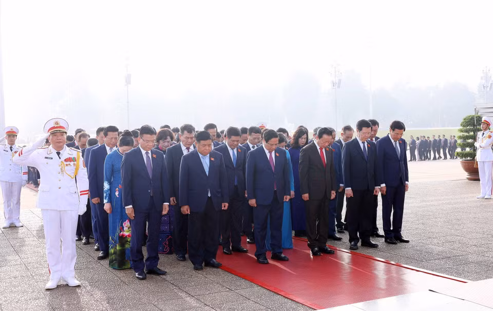由越共中央政治局委员、政府党组书记、政府总理范明政率领的越南共产党政府第一次代表大会（2025-2030年任期）代表团前往胡志明主席陵敬献花圈，并入陵瞻仰胡志明主席遗容。