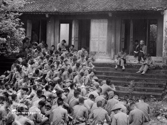 1954年9月19日，在富寿省临洮县希刚乡义岭山雄王国家级特别历史遗迹区井庙广场，胡志明主席在先锋大团进军解放首都前叮嘱部队官兵：“历代雄王有建国之功，我们有卫国之责。” 图自越通社
