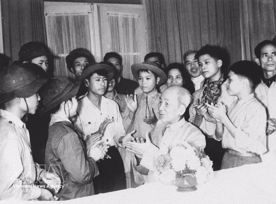 1969年2月13日，胡伯伯与前来北方访问的南方少年英雄儿童合影。图自越通社