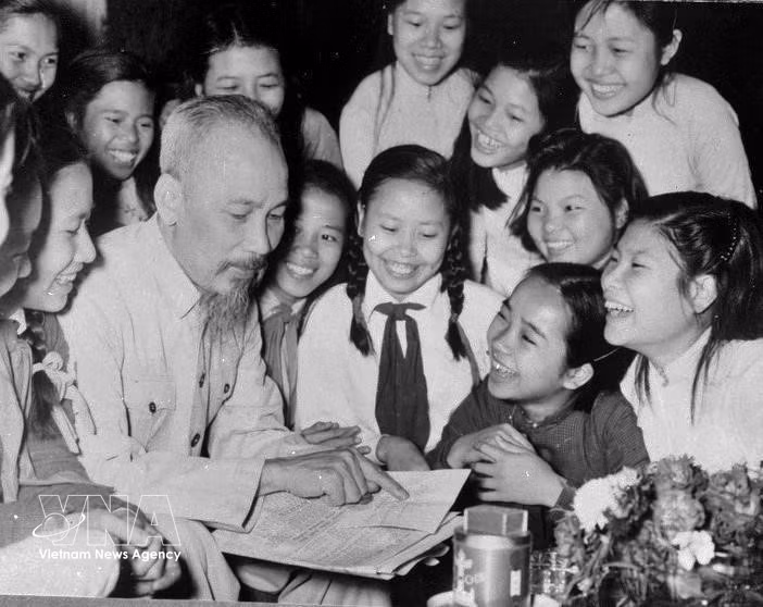 1956年5月，河内市征王初中学校学生为胡志明主席祝寿。图自越通社