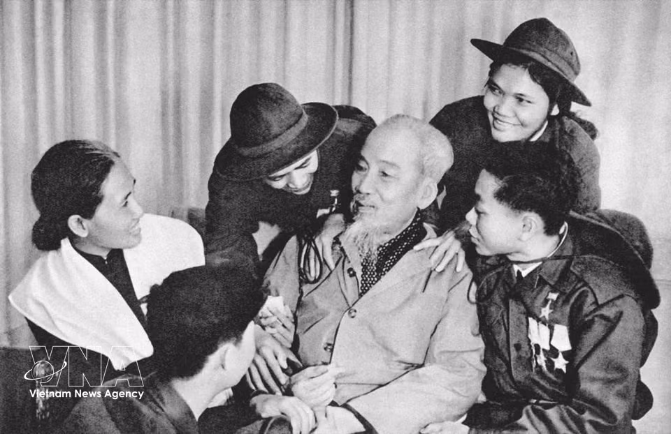 1969年2月28日，胡志明主席会见前来北方访问的南方英雄和模范战士。图自越通社