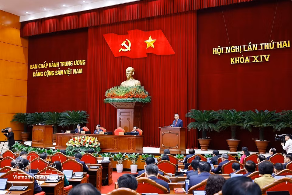越共中央总书记苏林在越共第十四届中央委员会第二次全体会议上发表讲话。图自越通社
