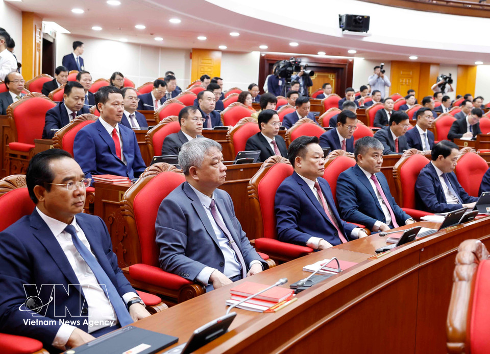 出席越南共产党第十四届中央委员会第二次全体会议的代表们。图自越通社