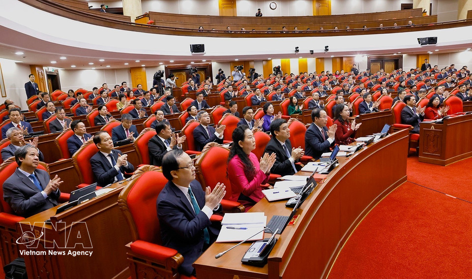 出席越南共产党第十四届中央委员会第二次全体会议的代表们。图自越通社