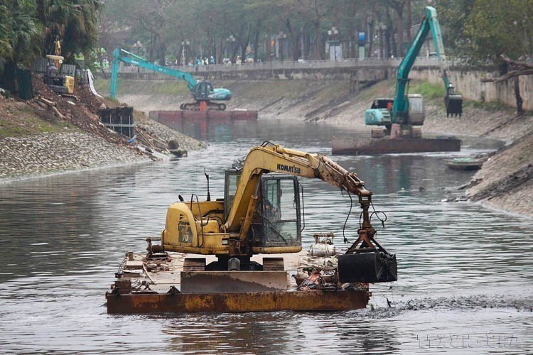 河内排水有限公司部署7台挖掘机，连续对苏沥江进行清淤处理。图自：越通社