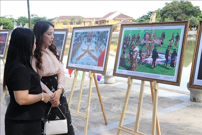“民族——信仰与遗产”图片展参观者。图自越通社 vna-potal-trien-lam-anh-voi-chu-de-sac-toc-niem-tin-va-di-san-tai-da-nang-stand.jpg