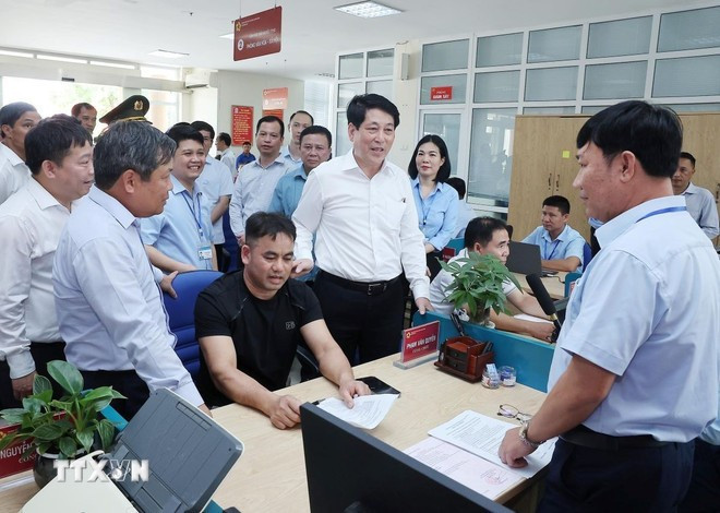 国家主席梁强和中央工作代表团造访了广河乡公共行政服务中心的运行情况。图自越通社 chu-tich-nuoc-kiem-tra-viec-van-hanh-chinh-quyen-hai-cap-tai-quang-ninh-2907-3.jpg