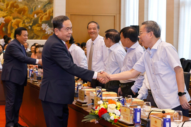 国会主席陈青敏和与会代表。图自越通社 2.jpg