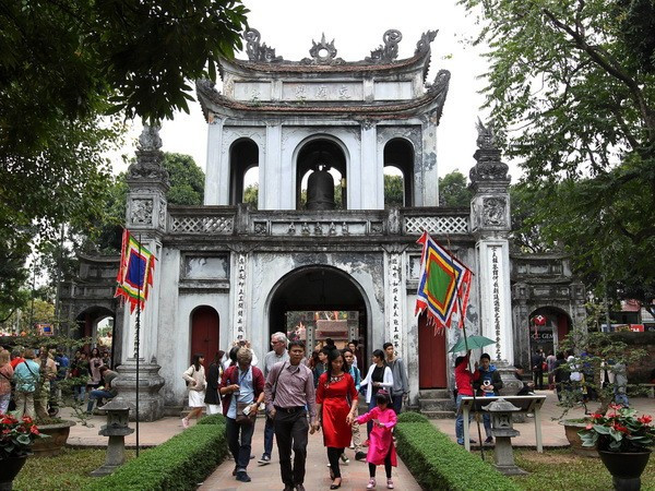游客们参观文庙-国子监。图自越通社 khachquocte.jpg
